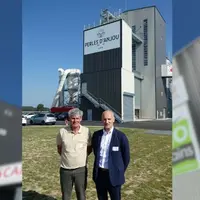 Christian Blet et Jérôme Lemasson, respectivement président et directeur de la Coopérative agricole du Pays de la Loire devant l'usine Perles d'Anjou