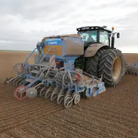 Agriculture. Semis de blé. tracteur et outil de travail du sol à l'avant. agriculteur dans la cabine. implantation des cé