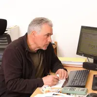 Vigneron contrôlant sa trésorerie en espèces et effectuant un paiement par cheque.
