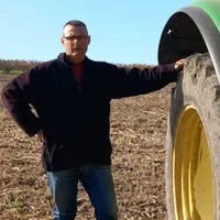 Pierre Devaire, agriculteur en Charente, dans une parcelle.p