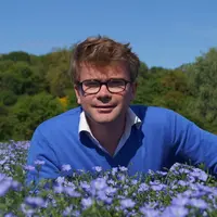 Quentin Pointereau, producteur de grandes cultures à à Lugny-Bourbonnais, dans le Cher, dans un champ de lin en fleur