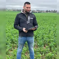 Rémi Besnault, gérant de l'ETA SARL Agro Tech Environnement dans une parcelle de colza.
