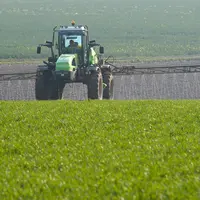 Epandage d'engrais azoté liquide sur orge.
