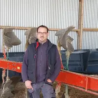 François Gaborieau, agriculteur devant sa charrue