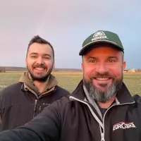 Bastien Porte et son frère Vincent Darribeau, associés de l'EARL Crabot.