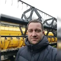 Olivier Cosnard, agriculteur à Ombrée d’Anjou (49), devant une machine.