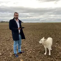 Ghislain de La Forge, jeune agriculteur installé depuis 2020 à Marsainvilliers, dans le Loiret, devant sa parcelle de blé