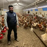 Corentin Chateignier dans un des ses quatre bâtiments de volailles Label rouge sur son exploitation en Eure-et-Loir