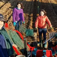 Jean-François Langlet, agriculteur à Maretz dans le Nord, lors d'un chantier de plantation de haies avec sa soeur et sa f