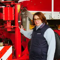 Valérie Leguereau, agricultrice à Villemardy (41), devant un équipement agricole