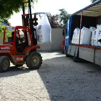 Livraison d' engrais conditionné en big bag dans une exploitation agricole.