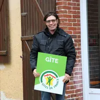 Guillaume Bodet est agriculteur à Aufferville, en Eure-et-Loir devant son gîte à la ferme