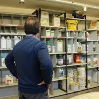 Local Phyto. lieu de stockage de produits phytosanitaires, fermé et aéré pour la sécurité. réserve de pesticides. Bidon de pro