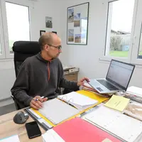 Agriculteur effectuant des taches administratives dans son bureau.