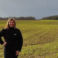 Angélique Le Borgne, agricultrice à Saumeray (Eure-et-Loir) au milieu d'un champ