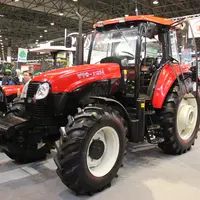 Agriculteurs devant un tracteur.