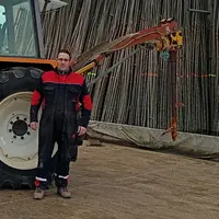 <em class="placeholder">Jany Valin agriculteur dans la Marne dans la cour de sa ferme devant son tracteur</em>