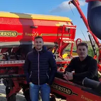 <em class="placeholder">Luc et son père Frédéric Pacaud, agriculteurs à Beaumont-sur-Grosne en Saône-et-Loire devant leur matériel de semis</em>