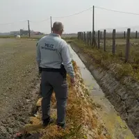 Agent de l'OFB lors d'un contrôle sur un fossé.
