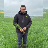 <em class="placeholder">Antoine Prévost, exploitant agricole à Foucherolles, dans son champ de blé au printemps 2025.</em>
