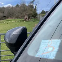 Voiture de médecin arrêtée dans la campagne