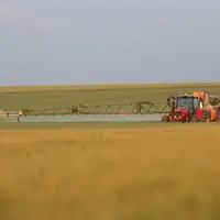 agriculteur preparant un pulverisation avec un insecticide de marque Mavrik Smart et d un fongicide de marque Atriul sur une p