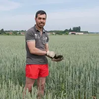 <em class="placeholder">Nicolas Dervier, agriculteur de Côte d'Or dans un champ de blé avec du produit organique composté dans ses mains.</em>