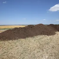 Tas de compost vegetal dans une parcelle cerealiere avant son epandage.