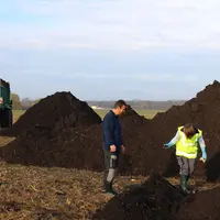 Prélèvement de compost de boues par un agent du SMRA68.