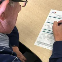 Exploitant agricole réalisant sa déclaration d’intention de cessation d’activité agricole en amont de sa retraite