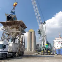Déchargement d'engrais dans le port de Rouen.