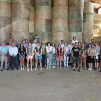 Des agriculteurs, des syndicalistes, des juristes et des accompagnateurs RH, à l'étable de Mézenc à Saint-Front.