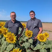 Patrice Ayrault et son fils Antonin sur une parcelle de tournesol à Rives d'Autise en Vendée