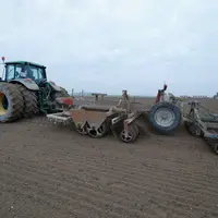 Chantier de semis de ble tendre d hiver en fin de journee. Variete de ble Winner seme dans la plaine champenoise avec une char