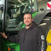 <em class="placeholder">Emmanuel Fontaine, céréalier en agriculture de conservation des sols à Saint-Aubin dans le Jura, devant son tracteur.</em>