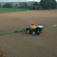Pulvérisateur automoteur dans un champ pour un traitement herbicide de prélevée.