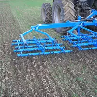 Passage de herse étrille dans une parcelle de céréales.