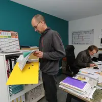 Agriculteur effectuant des taches administratives dans son bureau.