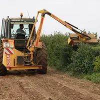 Entretien des haies. Taille d'une haie en bordure de champ. Lutte contre le ruissellement. Equipement (broyeur à marteau