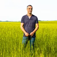 <em class="placeholder">Simon Berland, agriculteur bio en Vendée, dans une parcelle de petit épeautre.</em>