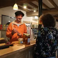 Producteur fermier vendant à une consommatrice, dans un magasin à la ferme