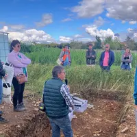 Groupe d'agriculteurs autour d'un formateur.