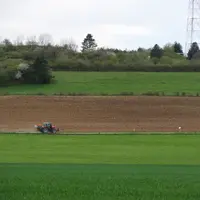 paysage agricole de grandes cultures en Bourgogne (Côte d'Or) au printemps avec tracteur, zone intermédiaire