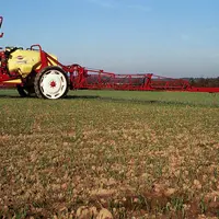 Equipement / pulvérisation / pulvérisateur tracté Hardi Commander/ traitement (désherbage) d'une céréale (blé, orge) en p