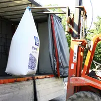 Déchargement d'un camion d'ammonitrate à la ferme. Livraison d'engrais azoté en big bag sur une exploitation ag