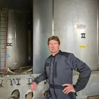 <em class="placeholder">Jérémy Leroux, agriculteur à Grivesnes (Somme) devant une cuve de stockage de solution azotée</em>