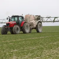 Salarie d une exploitation agricole remplissant un pulverisateur avec de l azote liquide et du soufre pour faire un epandage s