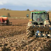 Labour avant implantation d'une parcelle de blé.