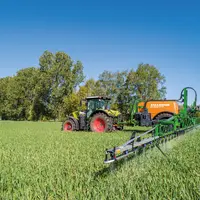 Pulvérisateur qui intervient sur blé au printemps