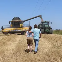Moisson dans l'Indre près d'Issoudun le 8 juillet 2022. Agriculteur et sa fille dans une parcelle de blé